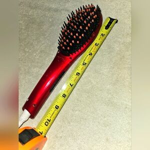 PROFESSIONAL HAIR STRAIGHTENING AND STYLING HEAT BRUSH. 350 DEGREE MAX TEMP. EUC